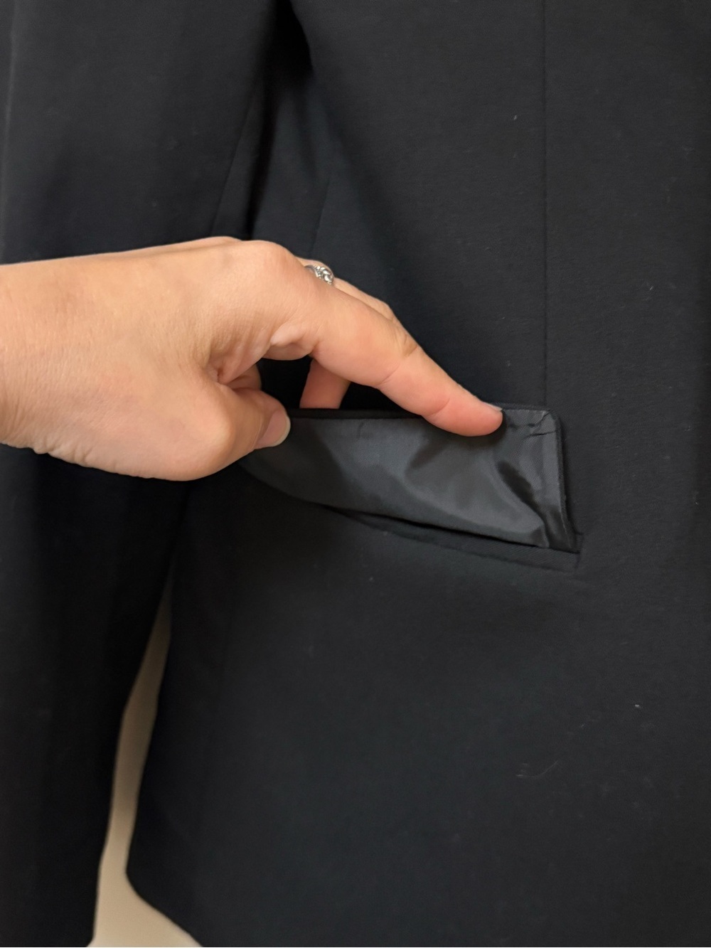 H&M Men's Black Two-Button Blazer - Picture 6 of 10